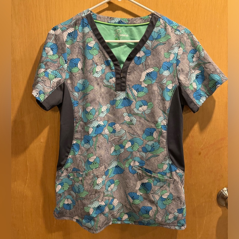 Premiere Scrub Top size Medium
